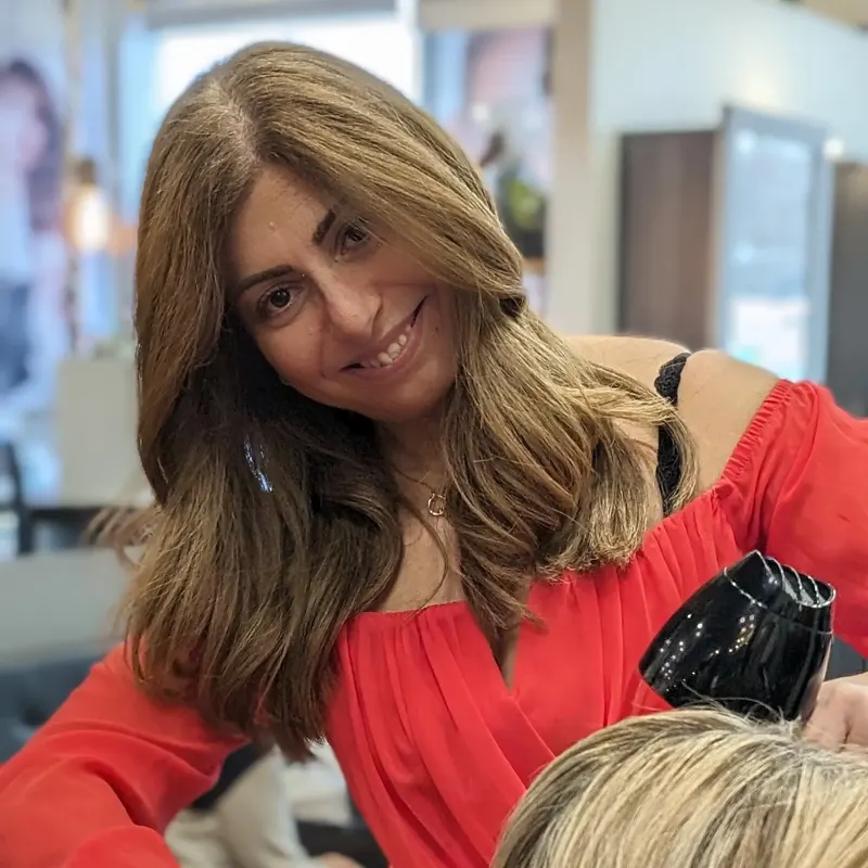 Rita, styliste et coloriste au Studio Délia